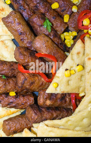 Frisches Fleisch Kebab serviert mit Mais und griechische Pita-Brot. Stockfoto