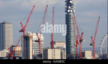 Londoner Aktien. Krane über dem Zentrum von London und dem BT Tower. Stockfoto