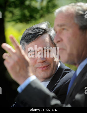 Premierminister Gordon Brown hält heute am zweiten Tag seines dreitägigen Besuchs in den USA eine gemeinsame Pressekonferenz mit dem amerikanischen Präsidenten George Bush (rechts) im Rosengarten im Weißen Haus in Washington ab Stockfoto