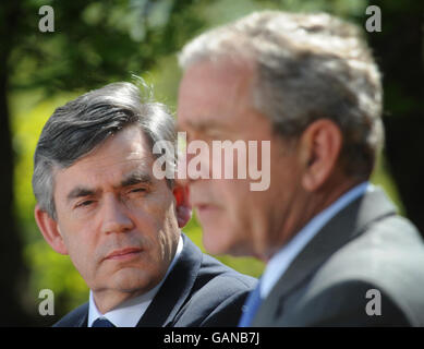 Premierminister Gordon Brown hält heute am zweiten Tag seines dreitägigen Besuchs in den USA eine gemeinsame Pressekonferenz mit dem amerikanischen Präsidenten George Bush (rechts) im Rosengarten im Weißen Haus in Washington ab Stockfoto