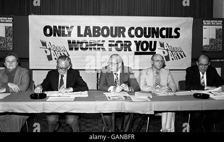 Eine Pressekonferenz der Labour Party im Transport House, dem ältesten Hauptquartier der Partei, um die Labour-Kampagne für die bevorstehenden Kommunalwahlen zu starten. Von links nach rechts: Gwyneth Dunwoody MP, Vorsitzender des Kommunalverwaltungsausschusses, Frank Allaun MP, Vorsitzender des Wohnungsausschusses, Jim Mortimer, designierter Generalsekretär der Labour-Partei, Gerald Kaufman MP, Schattenumweltminister und Walter Brown, stellvertretender Nationalagent der Partei. Stockfoto