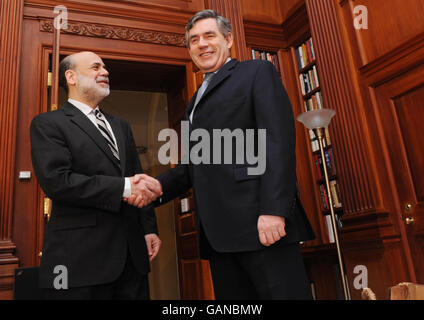 Premierminister Gordon Brown (rechts) trifft sich heute am letzten Tag seines dreitägigen Besuchs in den USA mit Ben Bernanke, dem Vorsitzenden des Federal Reserve Board, in der britischen Botschaft in Washington Stockfoto