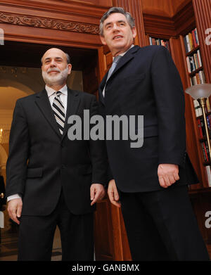 Premierminister Gordon Brown (rechts) trifft sich heute am letzten Tag seines dreitägigen Besuchs in den USA mit Ben Bernanke, dem Vorsitzenden des Federal Reserve Board, in der britischen Botschaft in Washington Stockfoto