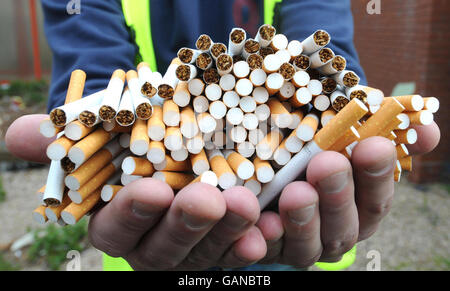 Einige der 50 Millionen Zigaretten, die Custom and Excise kürzlich in den West Midlands beschlagnahmt hat, wurden heute am Birmingham International Airport ausgestellt. Stockfoto