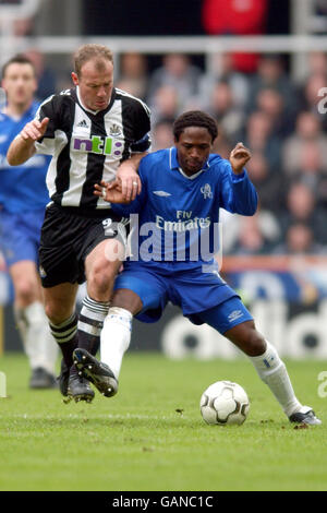 Fußball - FA Barclaycard Premiership - Newcastle United / Chelsea. Alan Shearer aus Newcastle United kämpft mit Celestine Babayaro aus Chelsea um den Ball Stockfoto