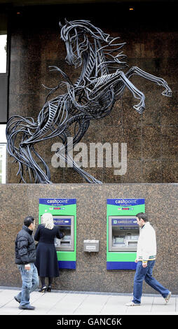 Lloyds Bank-Aktie. Eine allgemeine Ansicht eines Gebäudes der Lloyds Bank in Leeds heute. Stockfoto