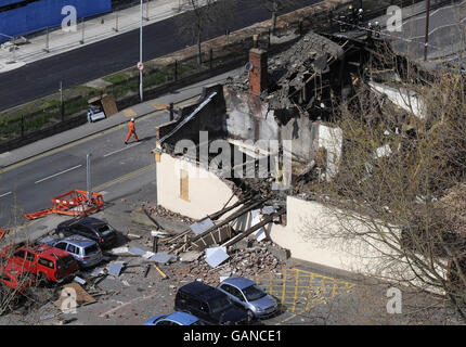 Feuerwehrleute gerufen, um in stillgerufene Kneipe zu sprengen. Die Szene eines stillstehenden Pubs in Leeds nach einer vermuteten Gasexplosion dort. Stockfoto