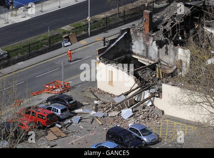 Feuerwehrleute gerufen, um in stillgerufene Kneipe zu sprengen. Die Szene eines stillstehenden Pubs in Leeds nach einer vermuteten Gasexplosion dort. Stockfoto