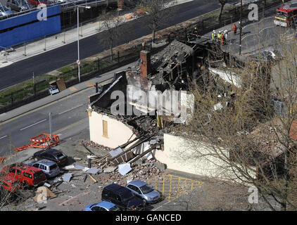 Feuerwehr zu sprengen im stillgelegten Pub namens Stockfoto