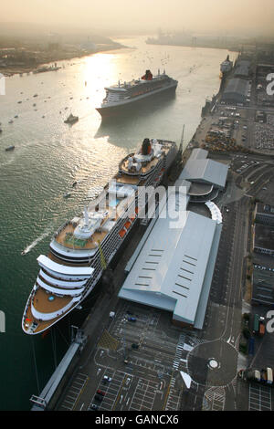 Queen Mary II (Mitte) dampft heute an den beiden anderen Linern der Cunard-Flotte vorbei Queen Elizabeth II (oben) und Queen Victoria (nächste Kamera) an den Southampton Docks, als die QMII den Hafen verlässt. Es ist das einzige Mal, dass sich alle drei Königinnen in britischen Gewässern treffen. Die QEII wird das Unternehmen im November verlassen, wenn sie nach Dubai segeln wird, um als schwimmendes Hotel genutzt zu werden. Stockfoto