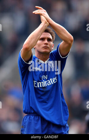 Fußball - FA Barclaycard Premiership - Newcastle United / Chelsea. Chelseas Frank Lampard applaudiert den Reisenden Fans Stockfoto