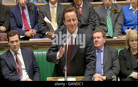 Oppositionsführer David Cameron bei den Fragen der Premierminister im Unterhaus, London. Stockfoto