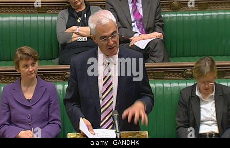 Kanzlerin Alistair Darling spricht während der Finanzfragen im Londoner Unterhaus. Stockfoto