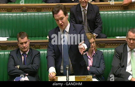 Schattenkanzler George Osborne spricht während der Schatzkammer-Fragen im Unterhaus, London. Stockfoto