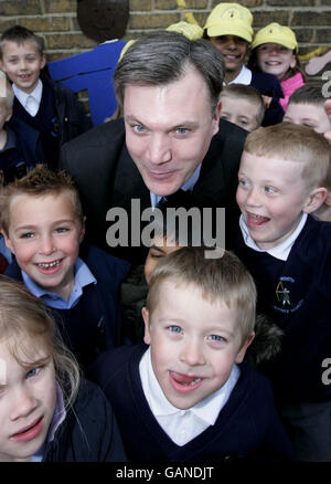 Ed Balls, Staatssekretär für Kinder, Schulen und Familien, posiert mit Schülern während eines Besuchs der Wentworth Primary School in Dartford, Kent. Stockfoto