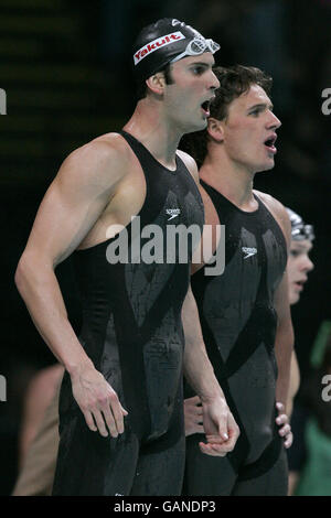 Die USA Bryan Lundquist und Ryan Lochte feuern das Team an Mate während der Männer 4x100 Meter Freestyle-Staffel Stockfoto