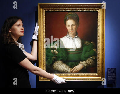 Renaissance-Ausstellung in der Queen's Gallery, Edinburgh. Ein Mitarbeiter der Galerie bei der Renaissance-Ausstellung in der Queen's Gallery in Edinburgh. Stockfoto