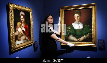 Renaissance-Ausstellung in der Queen's Gallery, Edinburgh. Ein Mitarbeiter der Galerie bei der Renaissance-Ausstellung in der Queen's Gallery in Edinburgh. Stockfoto