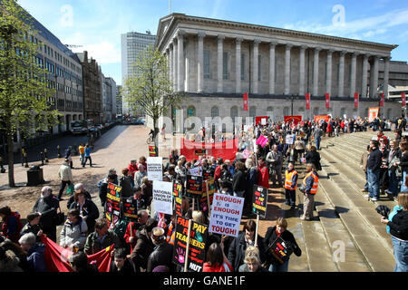 Die Lehrer versammeln sich heute auf dem Victoria Square in Birmingham während des ersten landesweiten Lehrerstreiks seit 21 Jahren. Stockfoto