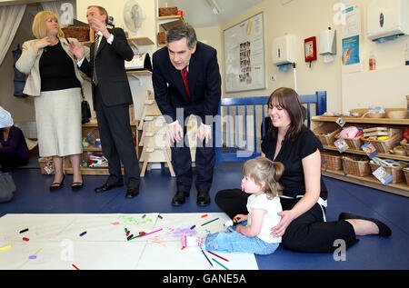 Premierminister Gordon Brown trifft Mitarbeiter und Schüler im Bilston Nursery School Early Excellence Center in der Nähe von Wolverhampton in den West Midlands. Stockfoto