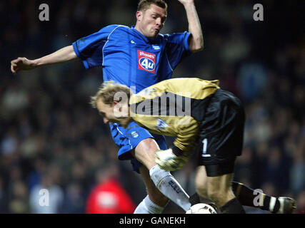 Peter Enckelman, der Torhüter der Aston Villa, lässt den Ball unter die fallen Herausforderung von Birmingham Geoff Horsfield führt zum zweiten Tor Stockfoto