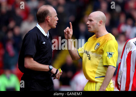 Fußball - AXA FA Cup - Viertelfinale - Sheffield United gegen Leeds United. Danny Mills von Leeds United wird vom Schiedsrichter Steve Bennett für eine zweite gelbe Karte geschickt, Benet erkannte dann, dass es Mills erste gelbe Karte war Stockfoto