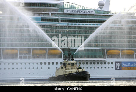 Feuerschlepper begrüßen das größte Kreuzschiff der Welt, die Independence of the Seas, als sie heute zum ersten Mal in Southampton in Großbritannien ankommt. Das riesige 160,000-Tonnen-Schiff wird den Rest des Jahres von der Stadt aus operieren. Das 400 Millionen Schiff, das von Royal Caribbean International gebaut wurde, ist zusammen mit ihren Schwesterschiffen Freedom of the Seas und Liberty of the Seas das größte Kreuzschiff der Welt. Stockfoto