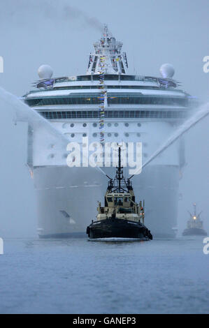 Feuerschlepper begrüßen das größte Kreuzfahrtschiff der Welt, die Independence of the Seas, als sie heute zum ersten Mal in Southampton in Großbritannien ankommt. Das riesige 160,000-Tonnen-Schiff wird den Rest des Jahres von der Stadt aus operieren. Das von Royal Caribbean International gebaute 400-Millionen-Schiff ist zusammen mit ihren Schwesterschiffen Freedom of the Seas und Liberty of the Seas das größte Kreuzfahrtschiff der Welt. Stockfoto