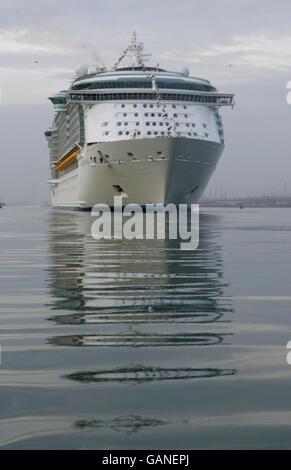 Das größte Kreuzfahrtschiff der Welt, die Independence of the Seas, kommt heute erstmals in Southampton in Großbritannien an. Das riesige 160,000-Tonnen-Schiff wird den Rest des Jahres von der Stadt aus operieren. Das von Royal Caribbean International gebaute 400-Millionen-Schiff ist zusammen mit ihren Schwesterschiffen Freedom of the Seas und Liberty of the Seas das größte Kreuzfahrtschiff der Welt. Stockfoto