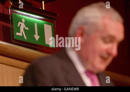 Der scheidende Taoiseach, Bertie Ahern, gründet die Organisation für wirtschaftliche Zusammenarbeit und Entwicklung Review des irischen öffentlichen Dienstes in Dublin Castle, Dublin, mit Tainaiste, Brian Cowen (nicht abgebildet) und dem stellvertretenden Generalsekretär, Aart de Geus (nicht gezeigt). Stockfoto