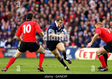 Schottlands Chris Paterson (c) wirft Stephen Jones aus Wales vor (l) Und Martyn Williams (r) Stockfoto