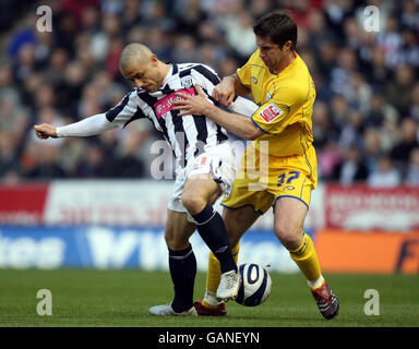 West Bromwich Kevin Phillips von Albion wird während des Coca-Cola Championship-Spiels im Hawthorns, West Bromwich, von Southampton's Chris Lucketti herausgefordert. Stockfoto