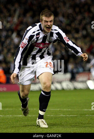 West Bromwich Albions Chris Brunt feiert das Tor beim Coca-Cola Championship-Spiel in den Hawthorns, West Bromwich. Stockfoto