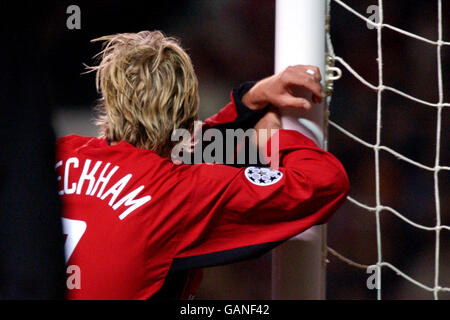 Fußball - UEFA Champions League - Gruppe D - Manchester United / FC Basel. David Beckham von Manchester United macht eine Verschnaufpause Stockfoto