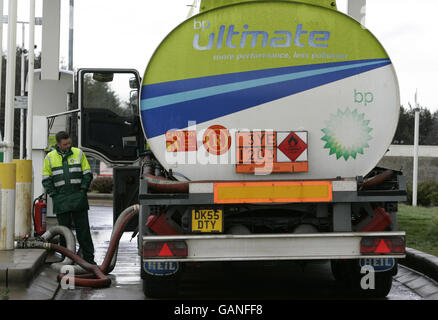 Ein Tankwagen füllt die BP-Tankstelle auf dem auf M8 bei Harthill Stockfoto