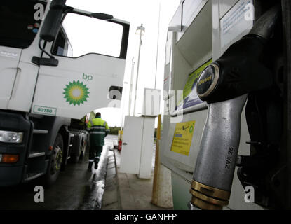 Ein Tankwagen füllt die BP-Tankstelle auf dem auf M8 bei Harthill Stockfoto