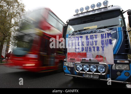 Demonstranten der Protestgruppe 2007 fahren im Rahmen eines Protestes gegen Rekordpreise für Diesel Lastwagen auf die Park Lane in London. Stockfoto