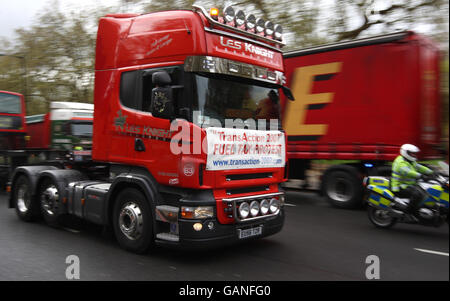 Demonstranten der Protestgruppe 2007 fahren im Rahmen eines Protestes gegen Rekordpreise für Diesel Lastwagen auf die Park Lane in London. Stockfoto