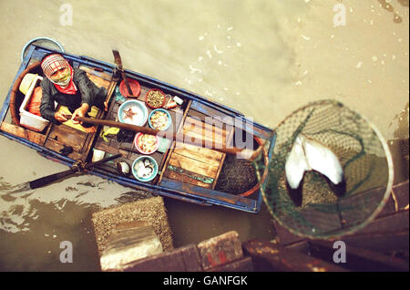 Foto im März 2008 von einem Händler, der Fisch in Ha Long Bay, Vietnam anbietet. Stockfoto