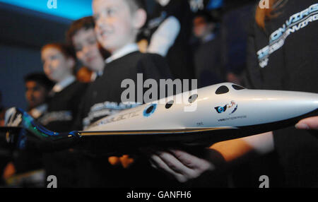 Schüler halten ein Modell von SpaceShipZwei bei der Eröffnung von Virgin Galactic nationalen Schulen Wettbewerb "Mission Virgin Galactic" in der Royal Aeronautical Society in Zentral-London. Stockfoto