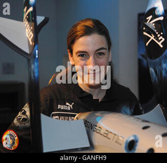 Astronautin Loretta Hidalgo-Whitesides beim Start des nationalen Schulwettbewerbs „Mission Virgin Galactic“ von Virgin Galactic in der Royal Aeronautical Society im Zentrum von London. Stockfoto