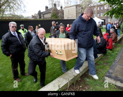 Demonstranten der Protestgruppe Transaction 2007 tragen einen Sarg vor dem Londoner House of Parliament, als Teil eines Protestes gegen Rekordpreise für Diesel. Stockfoto