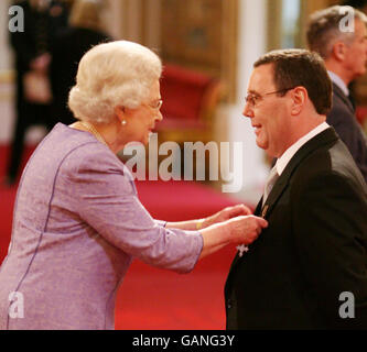 Der National Grid Maintenance Delivery Manager, Leslie Adams aus York, wird von der Queen im Buckingham Palace für die Hochwasserrettung eingesetzt. Stockfoto