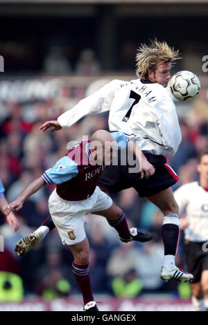 Fußball - FA Barclaycard Premiership - Aston Villa / Manchester United. David Beckham von Manchester United kämpft mit Alan Wright von Aston Villa um den Ball Stockfoto