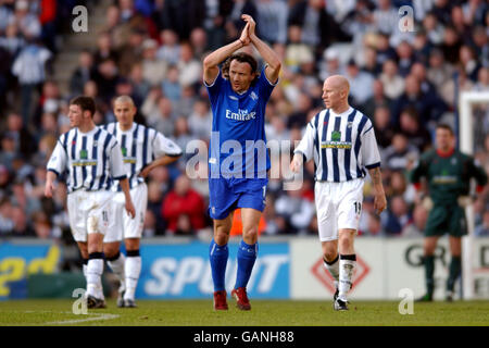 Chelsea Mario Stanic feiert nach dem Tor zum Eröffnungstreffer, mit dejected West Brom Spieler hinter ihm (Jason Koumas (l) und Lee Hughes (r) Stockfoto