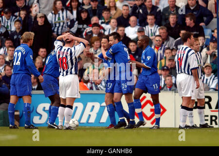 Chelsea's Mario Stanic feiert mit John Terry & William Gallas Nach dem Tor zum Auftakt gegen West Bromwich Albion Jason Koumas sieht niedergeschlagen aus Stockfoto