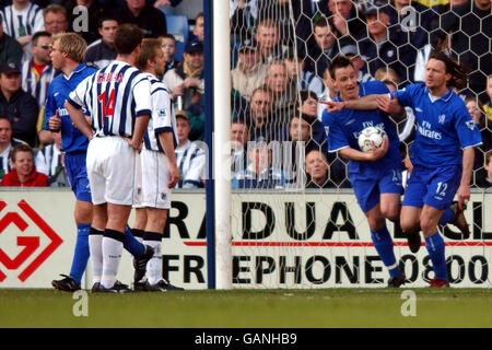 Chelsea's Mario Stanic feiert mit John Terry nach dem Tor Eröffnungstreffer gegen West Bromwich Albion Stockfoto