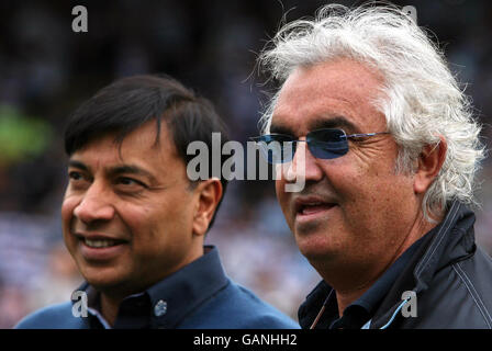 Queens Park Rangers Mitbesitzer Flavio Briatore, (rechts) und Lakshmi Mittal während des Coca-Cola Championship-Spiels in der Loftus Road, London. Stockfoto