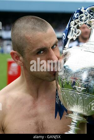 Fußball - Coca-Cola Football Championship - Queens Park Rangers gegen West Bromwich Albion - Loftus Road. Kevin Phillips von West Bromwich Albion küsst die Meisterschaftsprophäe Stockfoto