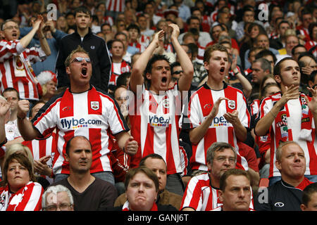 Southampton-Fußballfans ermutigen ihre Mannschaft während des Coca-Cola-Meisterschaftsspiel in St. Mary's, Southampton. Stockfoto